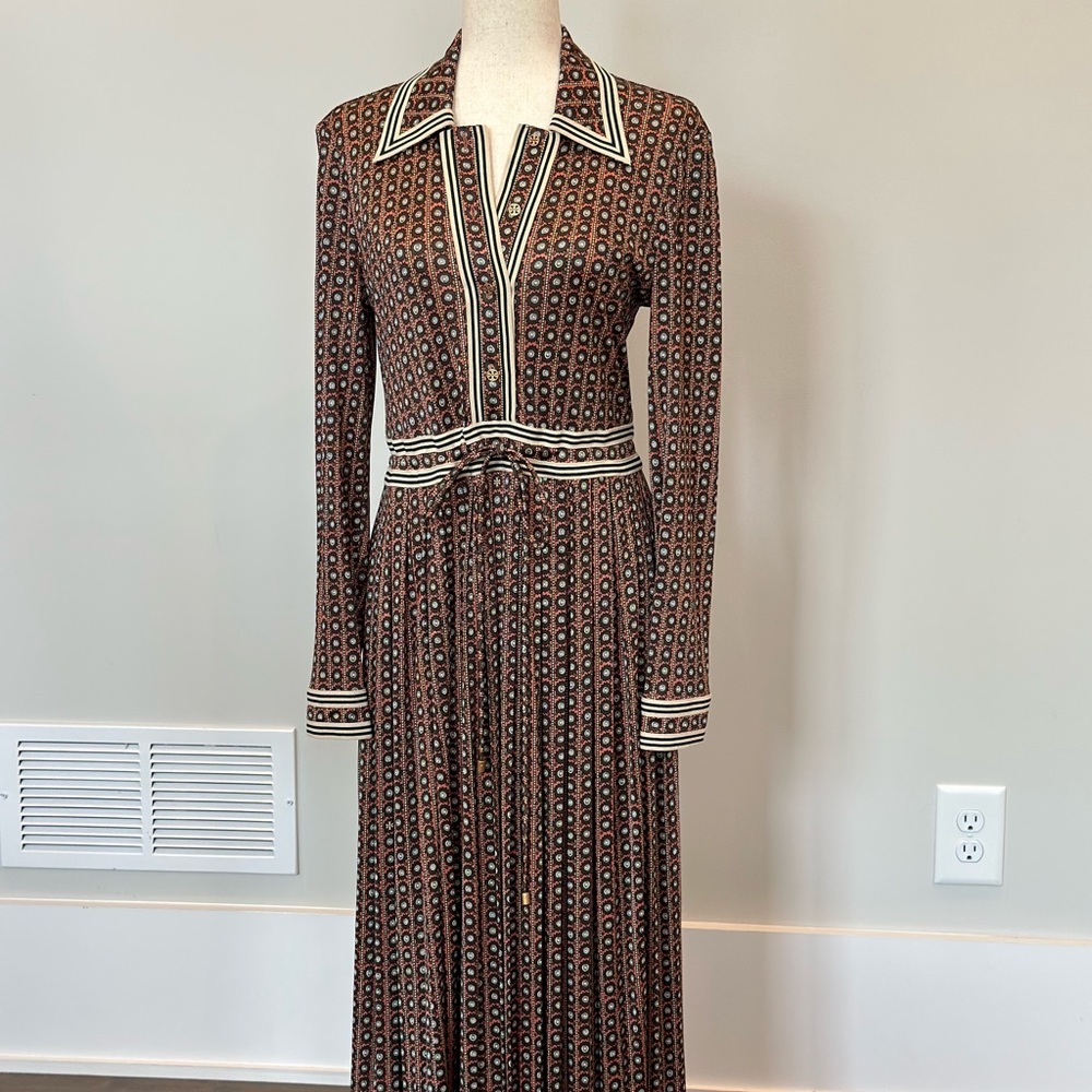 Tory Burch Pleated Geometric-print Shirtdress in Nero